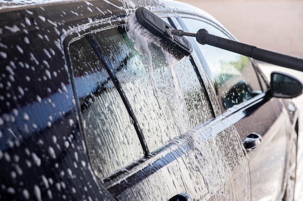 Gros plan sur le lavage de voiture