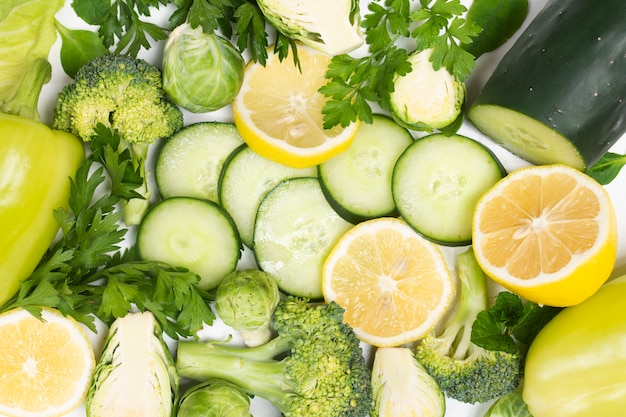 Gros plan de légumes biologiques sur fond blanc