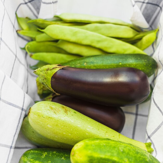 Gros plan de légumes biologiques sur la serviette