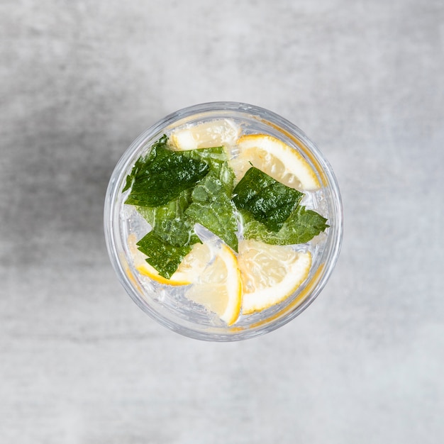 Gros plan de limonade sur fond en bois