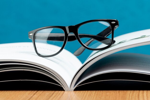 Gros plan, livre ouvert, à, lunettes