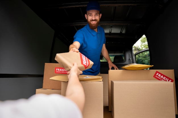 Gros plan livreur tenant la boîte