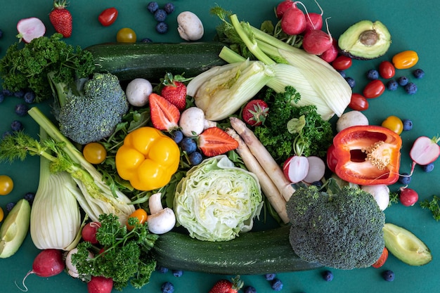 Gros plan lumineux légumes frais fruits et baies