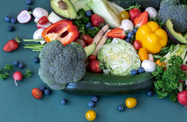 Photo gratuite gros plan lumineux légumes frais fruits et baies