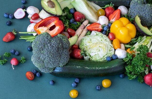 Gros plan lumineux légumes frais fruits et baies