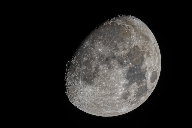 Gros plan de la lune gibbeuse croissante avec cratères visibles et la mer de la tranquillité