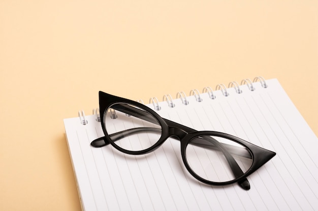 Gros plan, lunettes optiques, sur, cahier