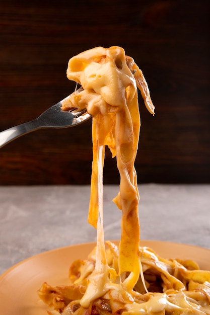 Gros plan sur le macaroni au fromage fondu