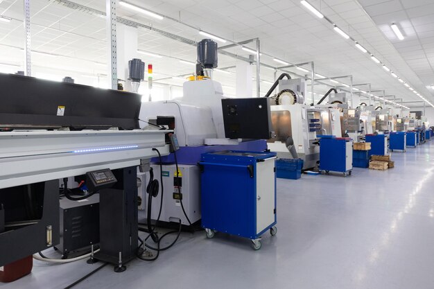 Gros plan d'une machine de découpe à vis dans une usine qui fabrique des détails métalliques