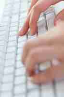 Photo gratuite gros plan de la main sur le clavier dans le lieu de travail