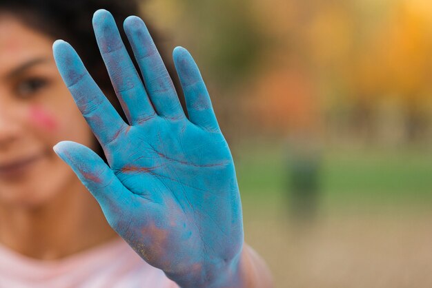 Gros plan, main colorée, holi