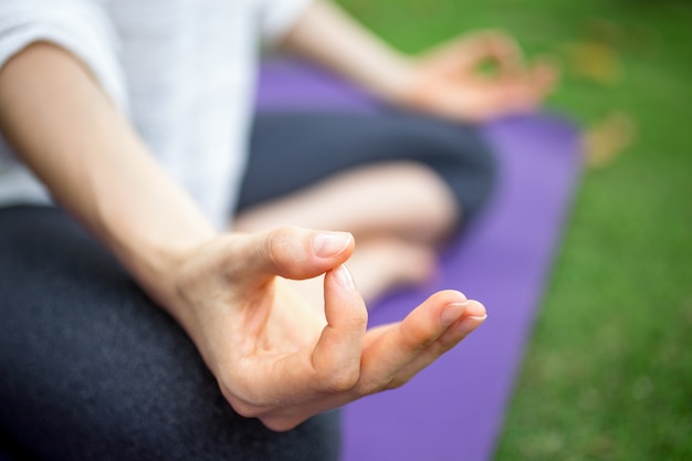 Gros plan de la main féminine qui montre le zen