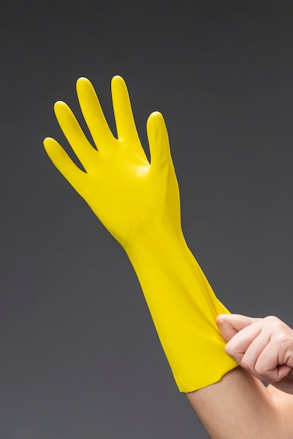 Gros plan main de femme avec gant se bouchent