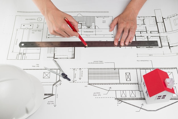 Gros plan, de, main humaine, traçant ligne, sur, blueprint