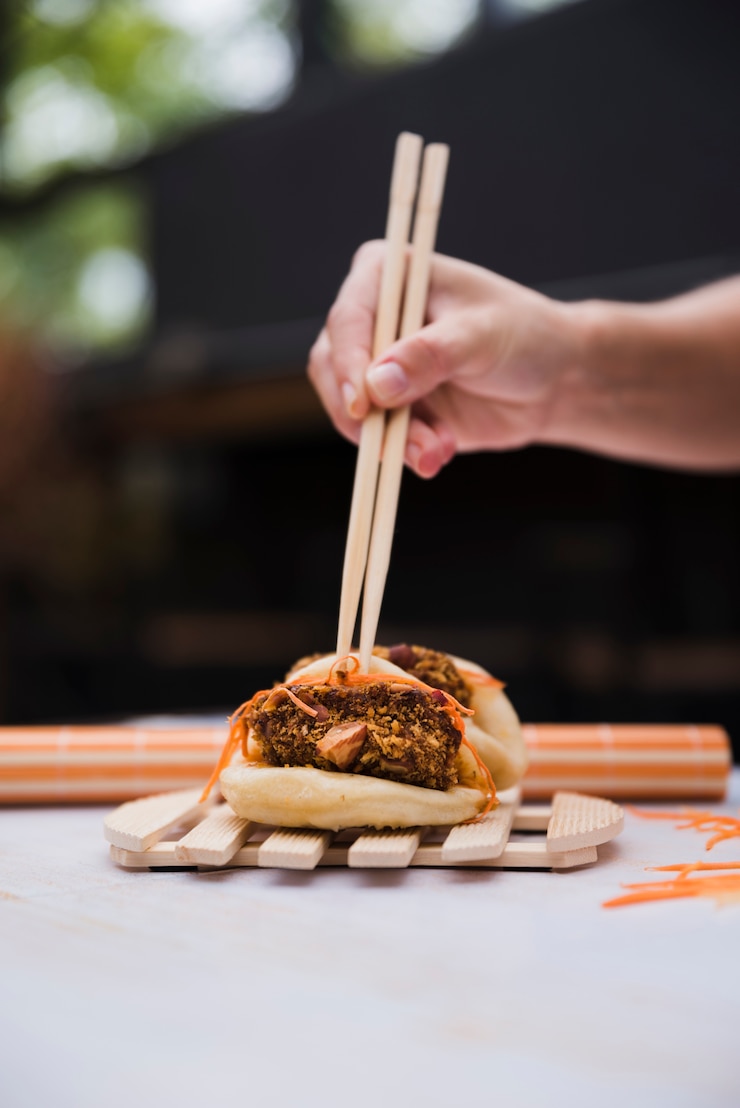Photo gratuit gros plan, main, personne, tenue, baguettes, dessus, boulette bouillie, viande, légume, remplissage