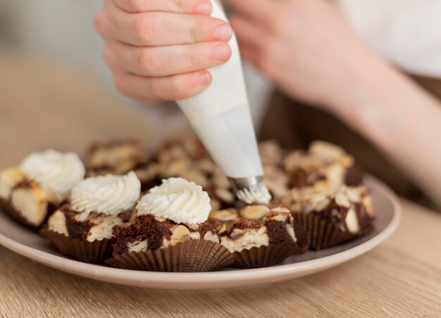 Gros plan main préparer le dessert