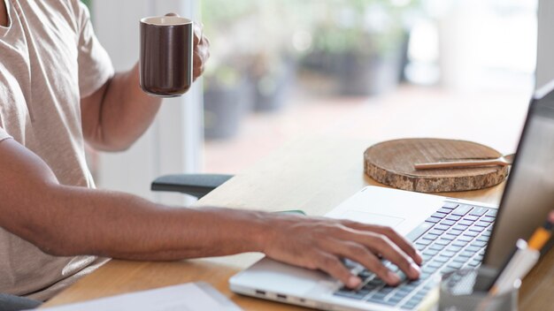 Gros plan main en tapant sur le clavier