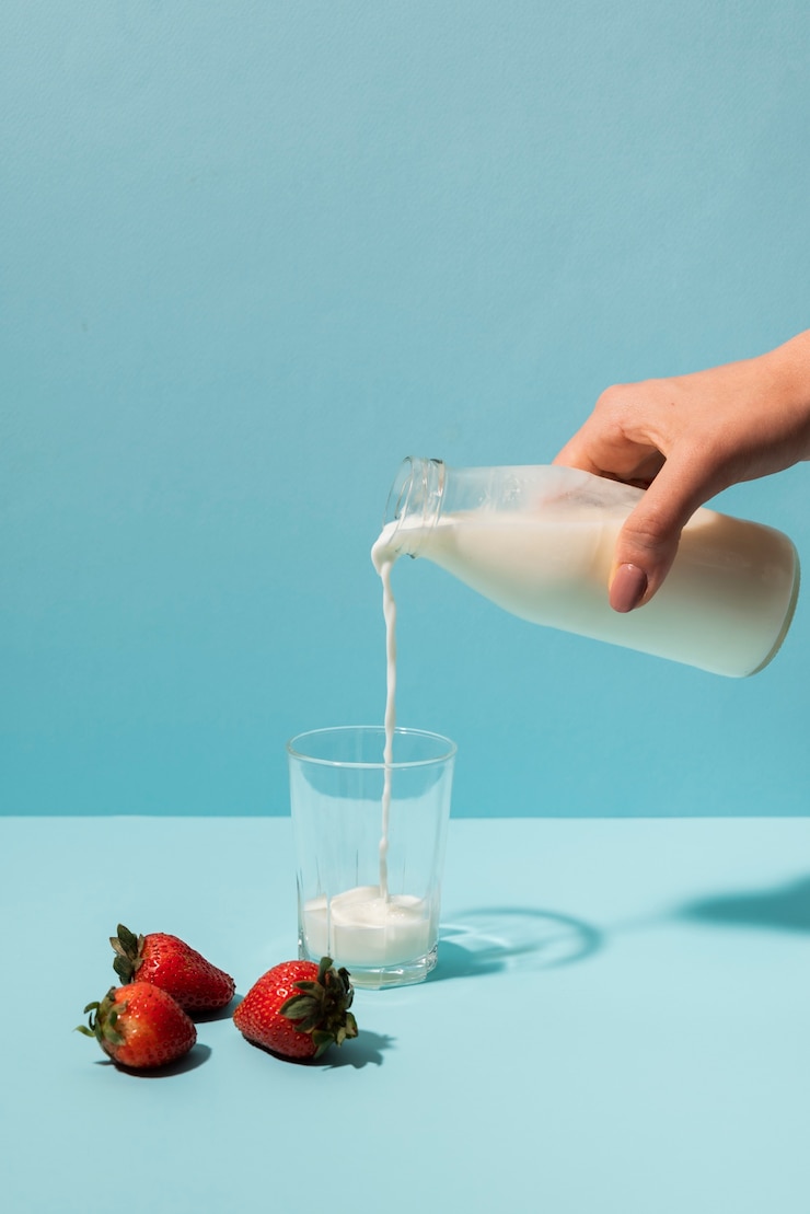 Photo gratuit gros plan main tenant une bouteille de lait