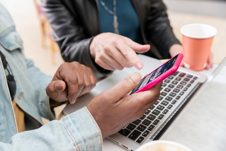Photo gratuit gros plan main tenant un smartphone