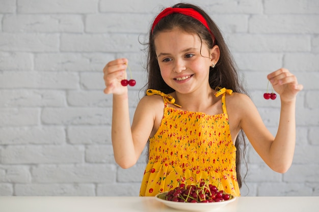 Gros plan, de, main, tenue, frais, cerises rouges