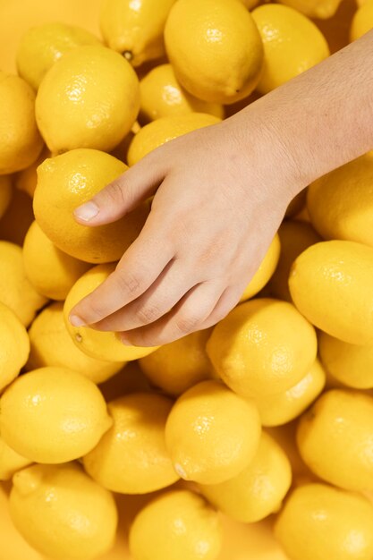 Gros plan, main, toucher, citrons