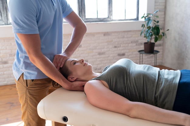 Gros plan des mains aidant la femme