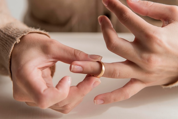 Gros plan des mains avec bague de mariage