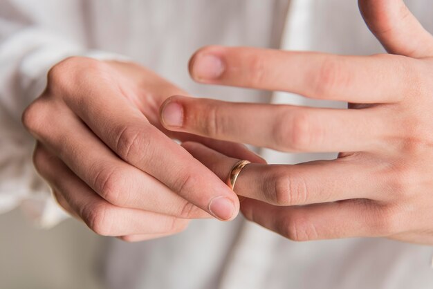 Gros plan des mains avec bague de mariage