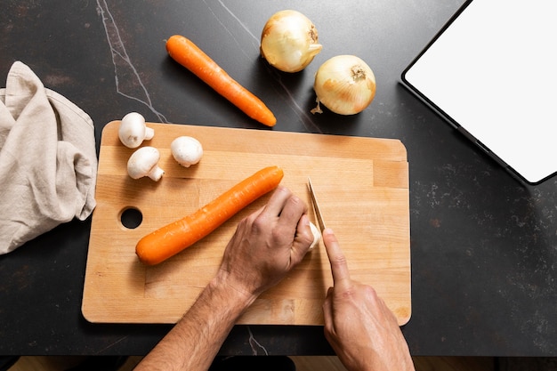 Photo gratuite gros plan des mains coupant des légumes