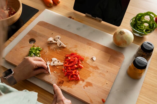 Gros plan des mains coupant des légumes