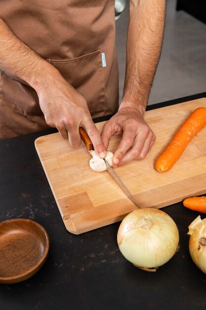 Gros plan des mains de coupe de légumes