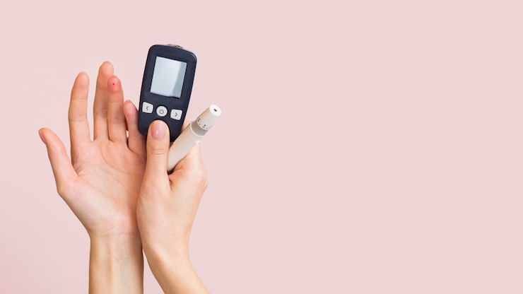 Photo gratuit gros plan des mains avec des dispositifs médicaux