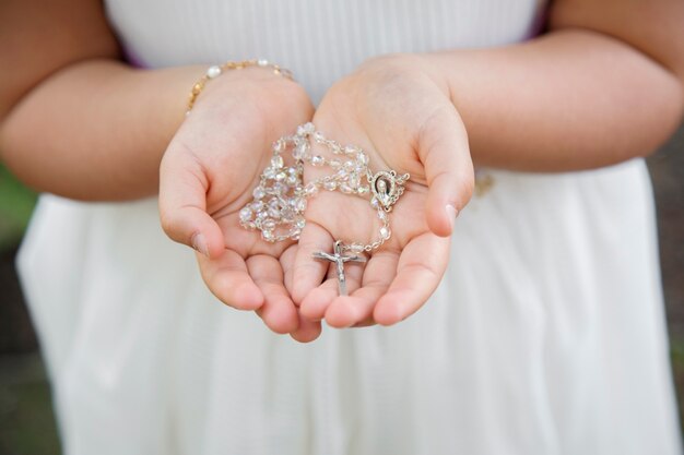 Gros plan sur les mains de l'enfant pendant la sainte communion