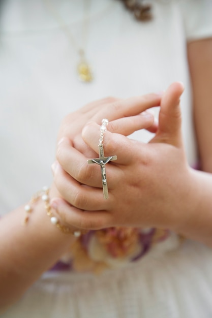 Gros plan sur les mains de l'enfant pendant la sainte communion