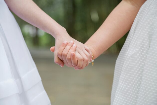 Gros plan sur les mains de l'enfant pendant la sainte communion