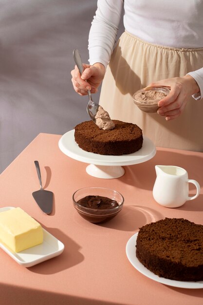 Gros plan des mains faisant un gâteau