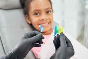 Photo gratuite gros plan des mains féminines dans des gants tenant des bretelles colorées
