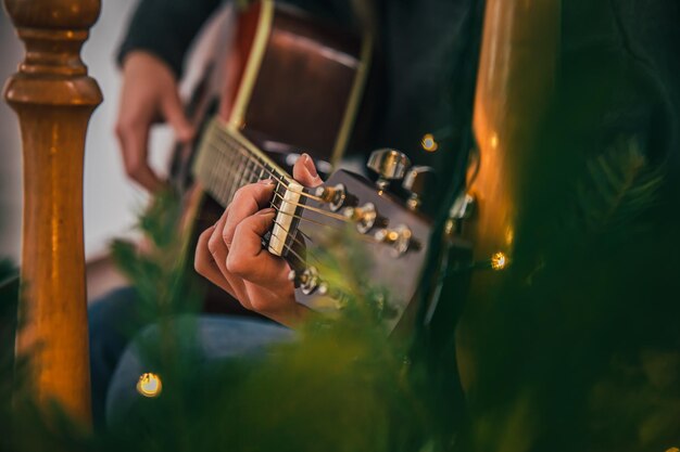 Gros plan des mains féminines jouant de la guitare