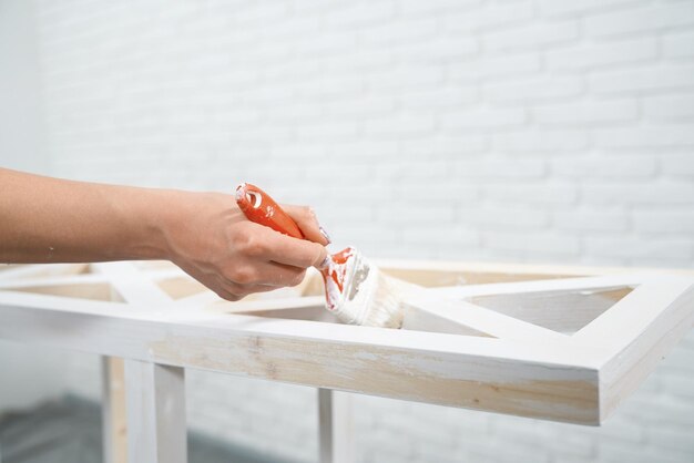 Gros plan des mains féminines peinture support en bois