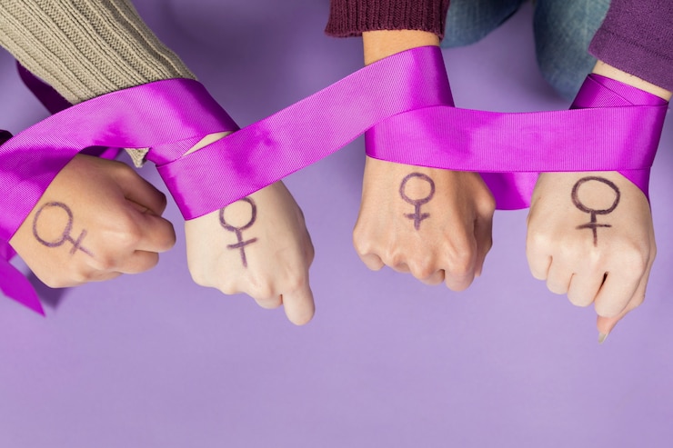 Photo gratuit gros plan des mains de femmes avec le symbole du féminisme