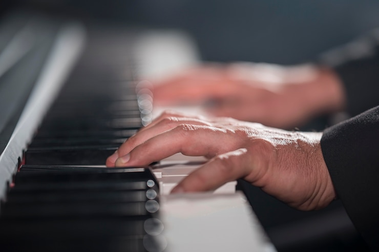 Photo gratuit gros plan mains floues jouant du piano numérique