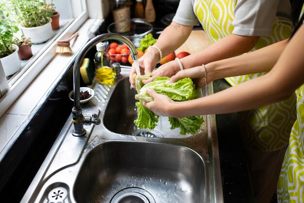 Gros plan des mains, laver les légumes