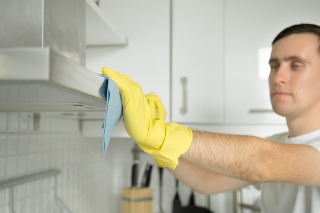 Photo gratuite gros plan des mains mâles en gants en caoutchouc, hotte aspirante