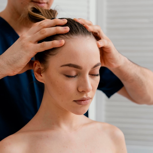 Photo gratuite gros plan des mains massant le cuir chevelu