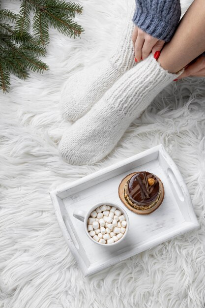 Gros plan des mains mettant une chaussette