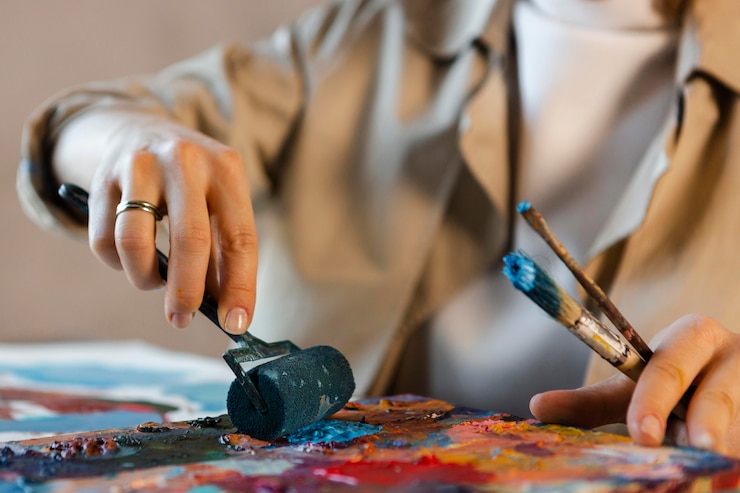 Photo gratuit gros plan des mains avec des outils de peinture