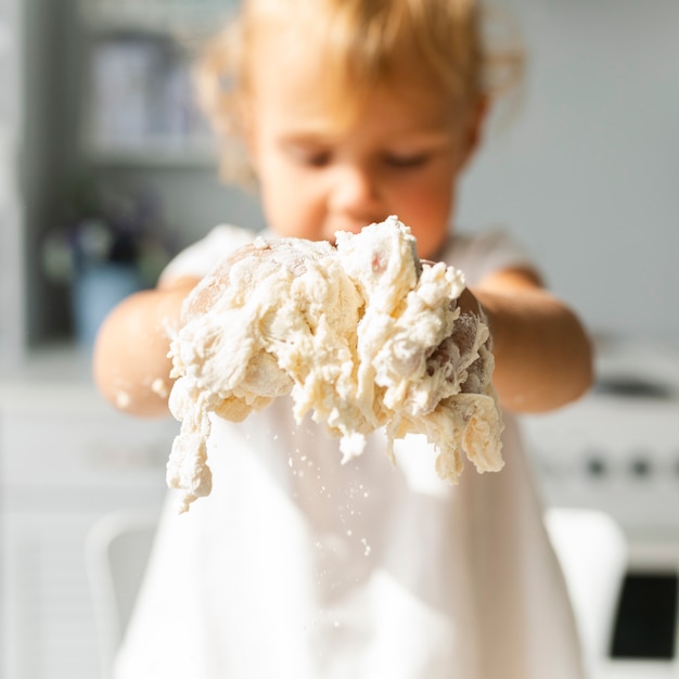 Gros plan des mains pleines de pâte