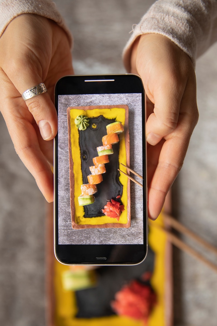 Photo gratuit gros plan des mains prenant des photos de nourriture