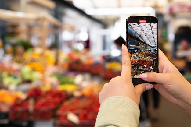 Gros plan sur les mains prenant des photos