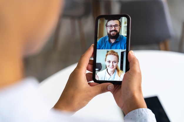 Gros plan des mains avec smartphone